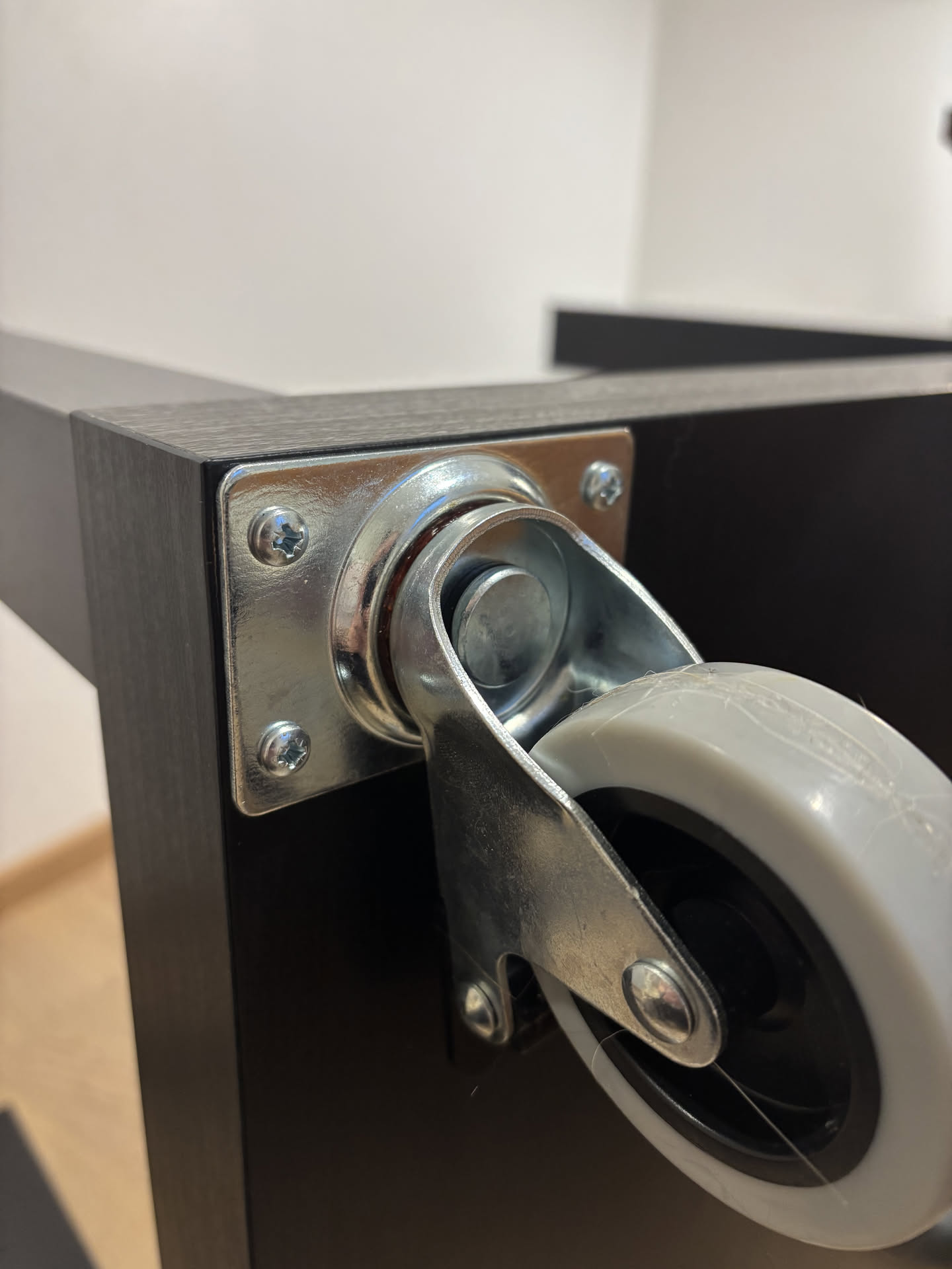 Caster detailed mounting.